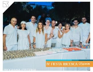 ➡️ Este sábado vivimos una noche mágica en Ogíjares con nuestra esperada IV Fiesta Ibicenca 2025.  
🌙 Vecinos y vecinas vestidos de blanco llenaro...