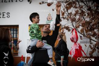 🎃 Halloween mágico en Ogíjares 👻  
  
Ayer, los más pequeños ayudaron a romper el hechizo del Árbol del Terror con sus manualidades encantadas, r...