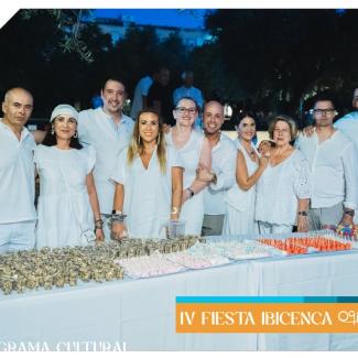 ➡️ Este sábado vivimos una noche mágica en Ogíjares con nuestra esperada IV Fiesta Ibicenca 2025.  
🌙 Vecinos y vecinas vestidos de blanco llenaro...