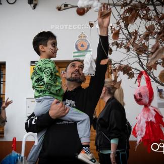 🎃 Halloween mágico en Ogíjares 👻  
  
Ayer, los más pequeños ayudaron a romper el hechizo del Árbol del Terror con sus manualidades encantadas, r...