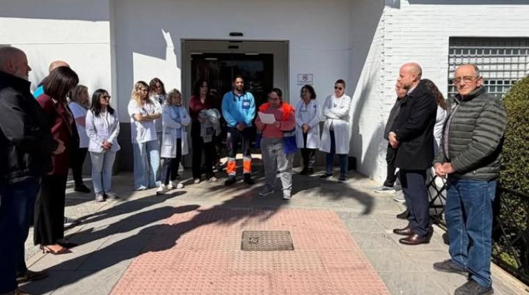 Hoy, con motivo del Día Europeo contra las Agresiones a Profesionales Sanitarios, nuestro alcalde, Estéfano Polo, junto a parte del equipo de gobie...
