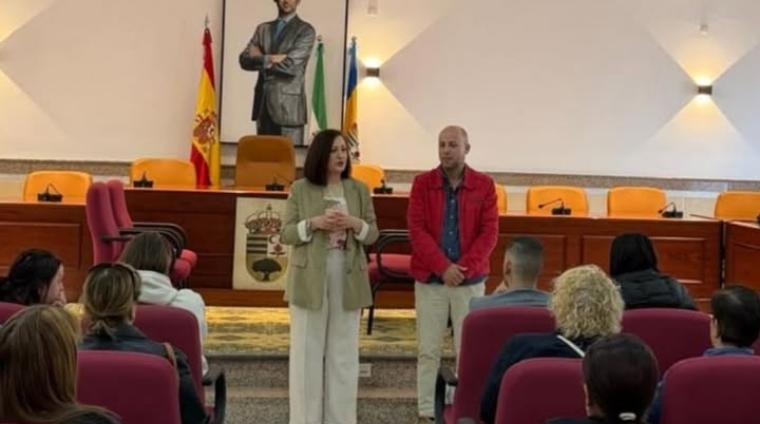La Concejalía de Servicios Sociales, en colaboración con la Fundación Banco de Alimentos de Granada, ha llevado a cabo el reparto de vales de compr...
