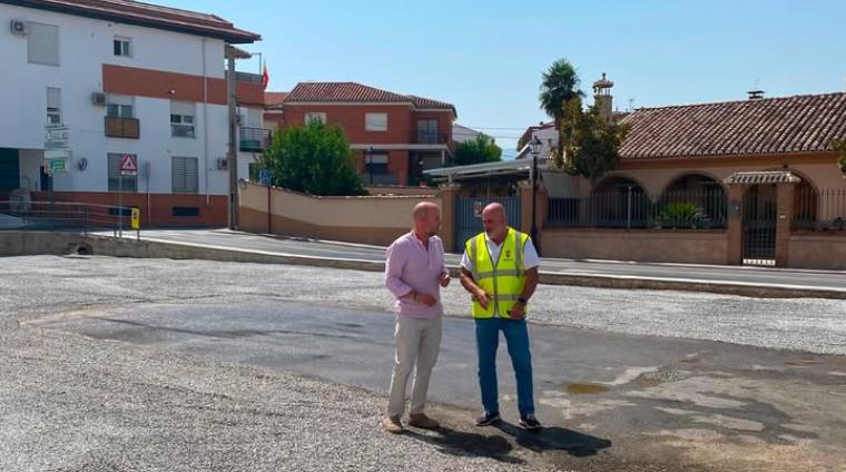 🧹 Continúan las labores de limpieza y acondicionamiento en los aparcamientos provisionales habilitados mediante cesión.  
  
En estos espacios, la...